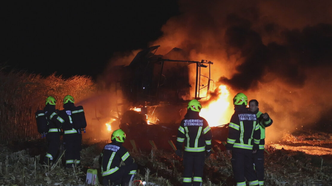 Mähdrescher stand bei Erntearbeiten auf Feld in Steinhaus in Vollbrand